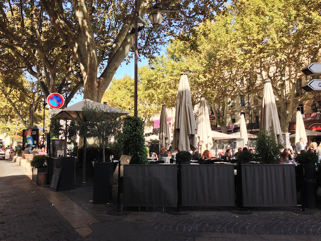 Place-de-l-horloge-Avignon