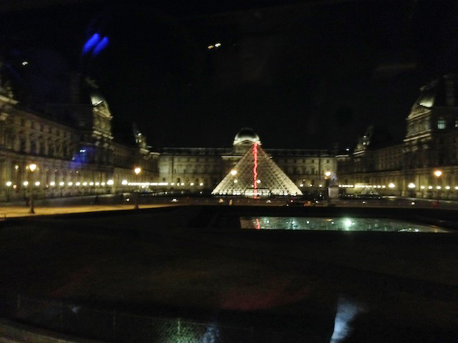 pyramide-du-louvre-bustronome