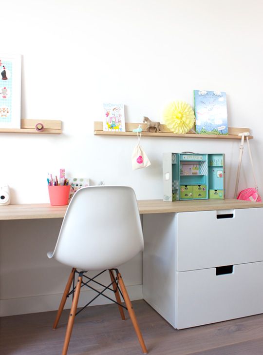 bureau d'enfant et étagère ikea